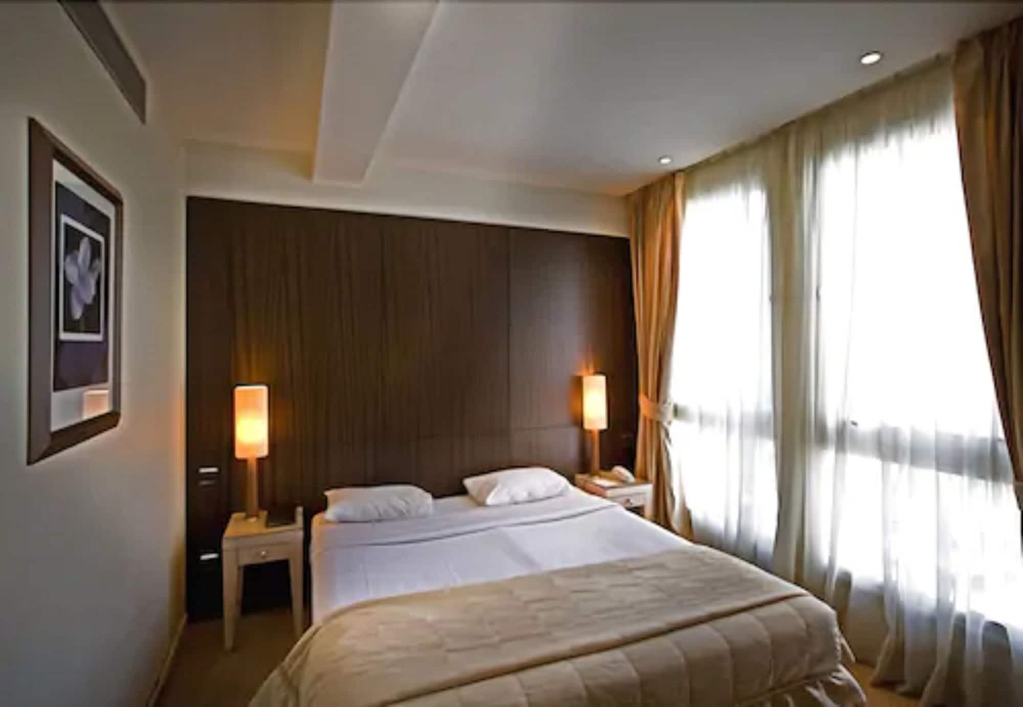 Hotel Le Pera Paris Exterior photo